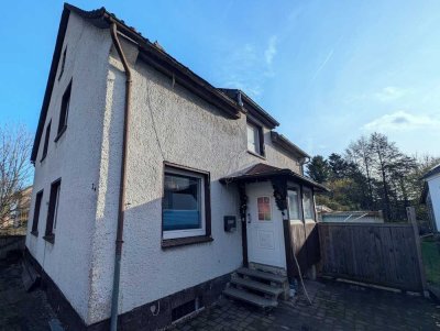 Saniertes Zweifamilienhaus mit ausgebautem Spitzboden und großer Terrasse