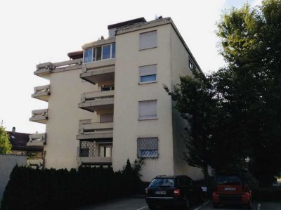 Helle und geräumige 3,5-Zimmer-Wohnung in der Innenstadt. 2 Balkone, EBK, Keller, Garage u. Aufzug!