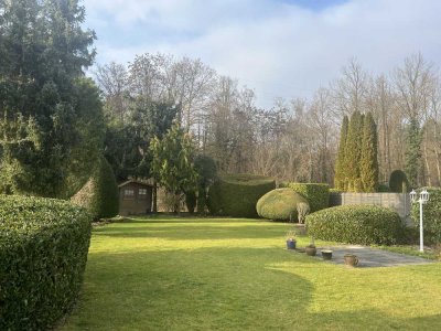 Eine Traumimmobilie und Rarität: großzügiger Bungalow mit wunderschönem Garten in bester Lage!