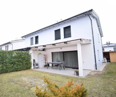 Modernes Einfamilienhaus in gekoppelter Bauweise in Steinabrückl