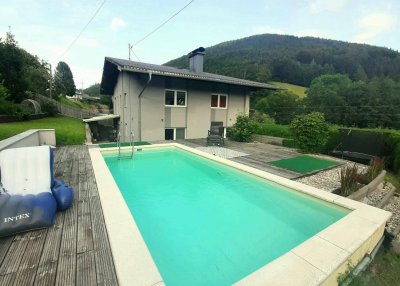 Wunderschöner Mehrfamilientraum mit Pool und Bergblick