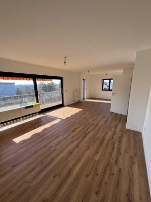 Erstbezug nach Sanierung - Charmante 4-Zi-Wg. mit XXL Terrasse+Balkon, Kamin, Wallbox + PV-Anlage