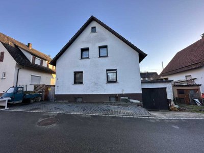 Einfamilienhaus freistehend mit Garten, Doppelgarage und Stellplatz