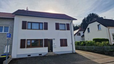 2-Familienhaus mit 3 Garagen & großer Halle / Büro & Waldgrundstück