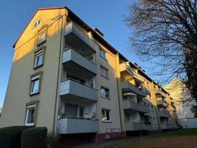 Helle und gemütliche 2 Zi.-DG-Wohnung mit Südbalkon und Blick ins Grüne