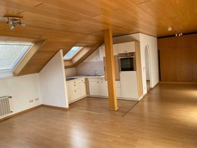 Freundliche und modernisierte 1,5-Zimmer-Dachgeschosswohnung mit Einbauküche in Königswinter