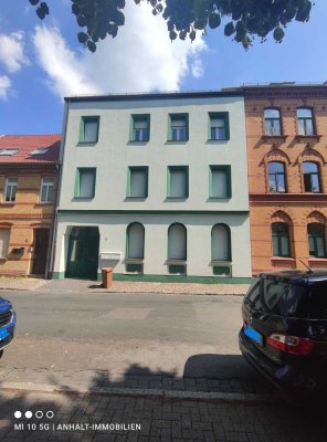 Helle 2-Raumwohnung mit Balkon und Carport, im Zentrum von Bitterfeld