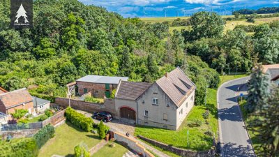 Verwunschenes Haus mit Scheune und grüner Oase