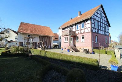 Zögern Sie nicht: Gepflegtes Einfamilienhaus mit Garten, zwei Garagen und 3 Freistellplätzen