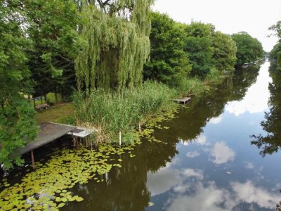 Direkt am Wasser gelegen: Charaktervolles Haus und mit herrlichem Gartengrundstück samt Bootssteg