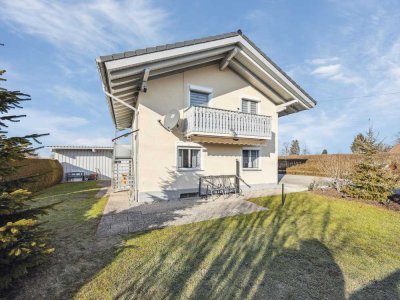 Modernes Einfamilienhaus auf großzügigem Grundstück mit Panoramablick auf die Berge