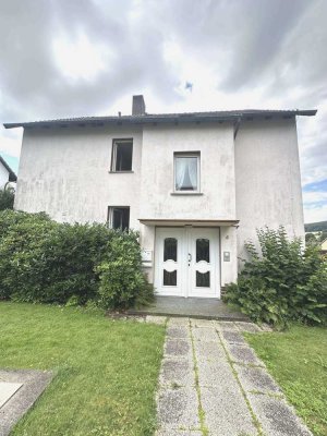 * Uslar- Wiensen * Gepflegtes Zweifamilienhaus mit großem Garten * 145 m² Wf. * 822 m² GS * Garage*