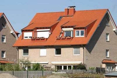 Vierfamilienhaus und Garage