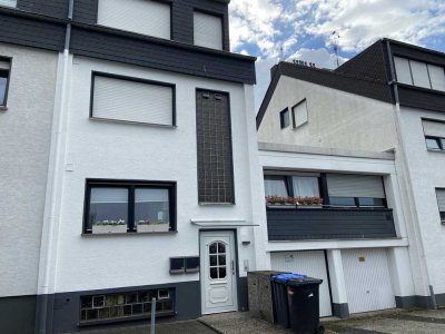 Bergisch Gladbach-Hand: Modernisierte Haus-im-Haus Wohnung mit ca. 134 m² Wohnfläche und Garage!