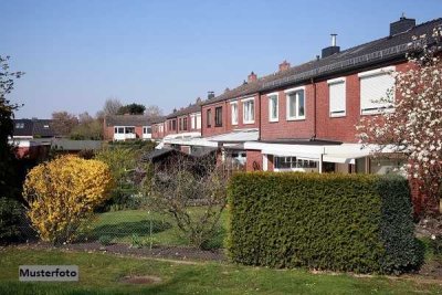 Freistehendes Mehrfamilienhaus mit 10 Wohnungen und 9 Garagen