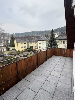 Ihr Rückzugsort in Merklingen: Gemütliche 2-Zimmer-Dachgeschosswohnung mit großem Balkon und Carport