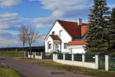 Freistehendes Einfamilienhaus, Terrasse und Garage