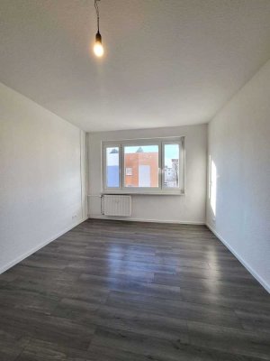 *Weihnachten zu Hause* 3-Raumwohnung + frisch saniert + Wannenbad + Einbauküche als Option!