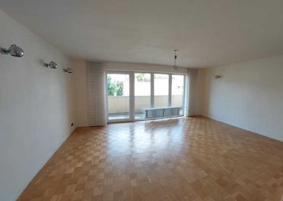 Stilvolle helle Wohnung  mit Balkon und Einbauküche in Germering