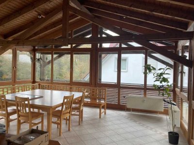 Große 5 Zimmer Wohnung mit Balkon u. Wintergarten