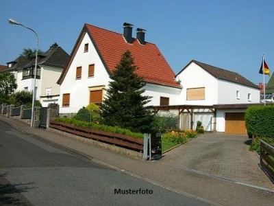 Einfamilienhaus mit Nebengebäude und Hütte