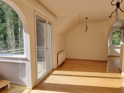 HELLE MAISONETTEWOHNUNG MIT BALKON UND GARAGE