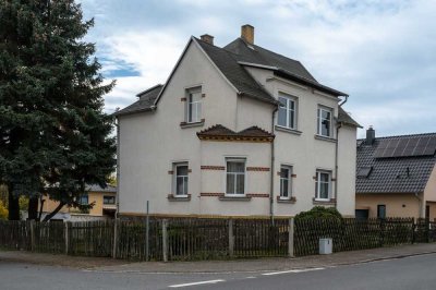 Freistehendes Einfamilienhaus mit Garten und zwei Garagen