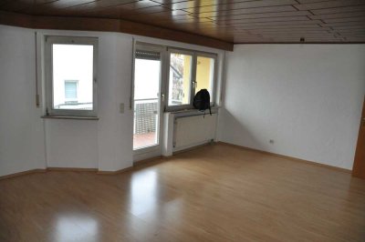 Helle und Stilvolle, geräumige und gepflegte 2-Zimmer-Wohnung mit Balkon und Einbauküche