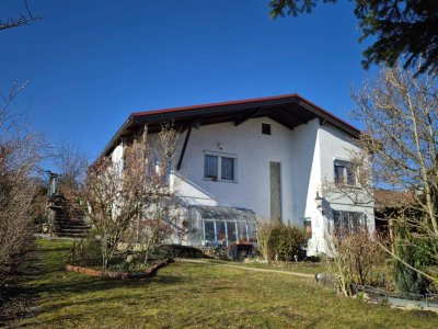 SOLIDES HAUS MIT GROSSEM LIEBEVOLLEN GARTEN UND TRAUMHAFTEM AUSBLICK