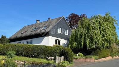 ATTRAKTIVES EINFAMILIENHAUS MIT 2 GARAGEN UND TRAUMGRUNDSTÜCK | BURBACH