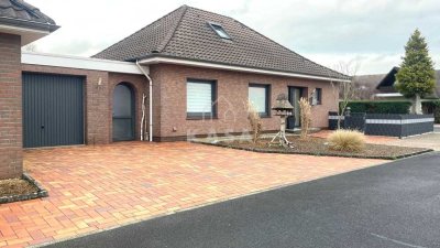 Komfortabler Bungalow mit großzügigem Grundstück, Garagen und Carports – ebenerdig bewohnbar!