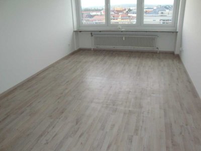 Zentrumslage mit Ausblick, neu renovierte 1-Zi.-Wohnung mit Küchenzeile, Wfl. ca. 30 m²