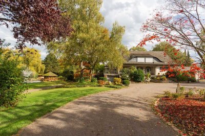 Anwesen mit parkähnlichem Garten, Wohn- und Geschäftsräumen, großem Wellnessbereich im Hunsrück.