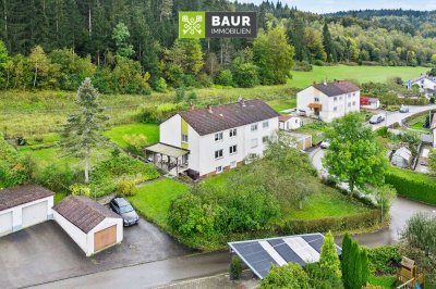 " Charmantes Zweifamilienhaus mit großem Grundstück und viel Potenzial in ruhiger Waldrandlage von T