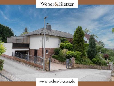 Freistehender Bungalow mit unverbaubaren Fernblick sowie einem weiteren Bauplatz!