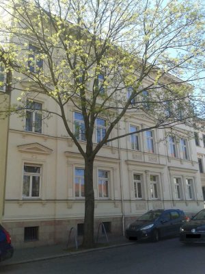 Zentralgelegene 2 1/2- Raum-Wohnung mit Balkon im  DG eines gepflegten MFH