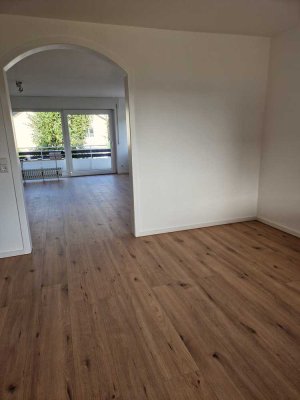 renovierte, zentral gelegene, sonnige 4-Zimmer-Wohnung mit 2 Balkonen und Terrasse (Haus-Charakter)