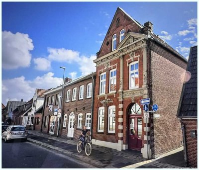 Husum Zentrum: Historisches STADTHAUS MIT FLAIR mit Südbalkon wenige Schritte zur Innenstadt/ Hafen!