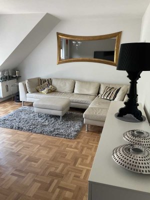 Modernisierte 3-Raum-Wohnung mit 2 Balkonen und Einbauküche in Düsseldorf