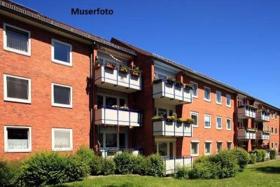 Wohn- und Geschäftshaus mit Balkon und Terrasse