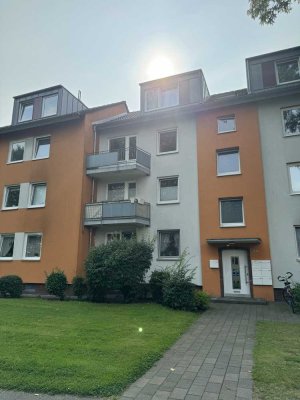 In Wesel: Privatverkauf! Renovierungsbedürftige Wohnung mit drei Zimmern und Balkon