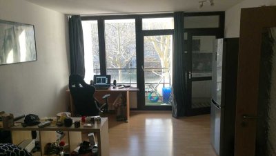 2 Zimmer Wohnung mit EBK Direkt an U-Bahn-Station