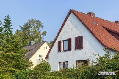 Einfamilienhaus mit Terrasse und Garage