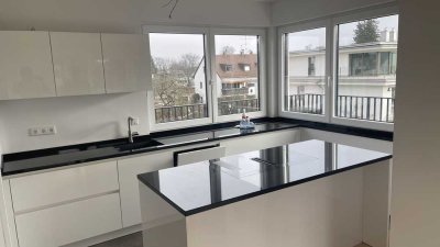 Gehobene Penthouse-Neubauwohnung mit drei Zimmern, umlaufendem Balkon und EBK in München