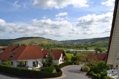 VON PRIVAT: Gemütliche helle 3-Zimmer-DG-Wohnung mit herrlichem Fernblick