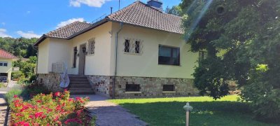 Attraktive 5-Zimmer-Villa mit gehobener Innenausstattung und EBK in Eppstein