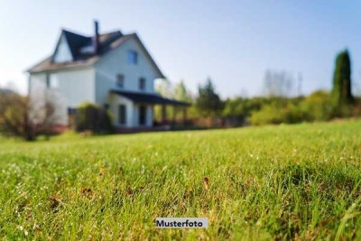 Freistehendes Einfamilienhaus, Garage und Stellplatz