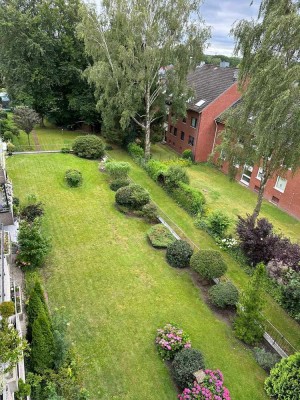 Sanierte 2,5-ZIMMER-WOHNUNG ca. 72 m², gr. Balkon und herrlichem Blick in den Garten