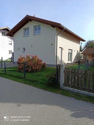 Freistehendes Einfamilienhaus mit großem Garten, Garage, Carport, Stellplatz