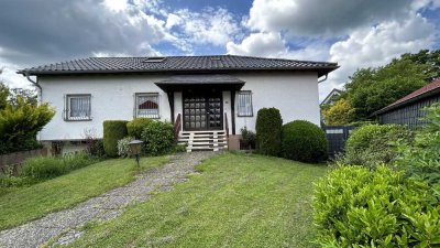 Charmantes Einfamilienhaus mit idyllischem Garten und 3 Garagen !